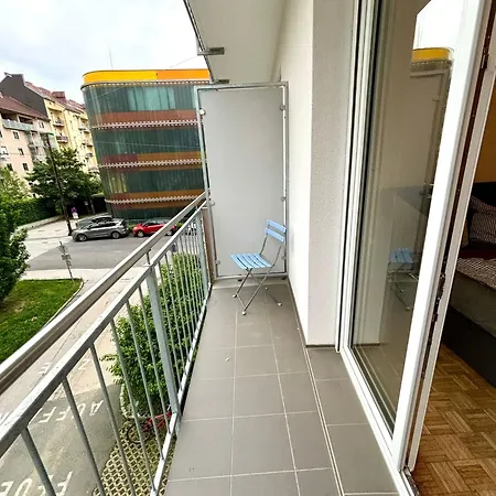 Balkonwohnung Neben Mol-bio Lägenhet